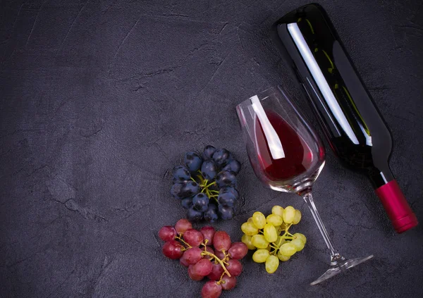 Glazen Een Fles Wijn Met Druiven Vijgen Noten Zwarte Steen — Stockfoto