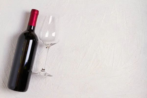 Glas Och Flaska Vin Vita Stenen Textur Bakgrund Från Ovan — Stockfoto