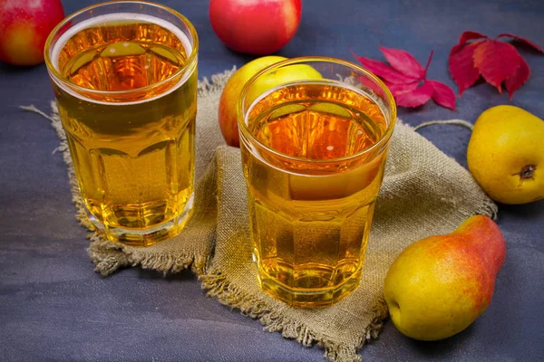 Sidra Con Frutas Sobre Fondo Gris Horizontal — Foto de Stock