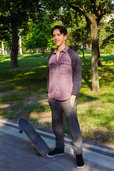 Giovane Uomo Piedi Skateboard Ottenere Riposo Dopo Aver Pattinato Ragazzo — Foto Stock