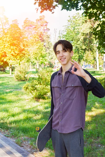 Giovane Uomo Piedi Con Skateboard Mano Nel Parco Cittadino Ragazzo — Foto Stock