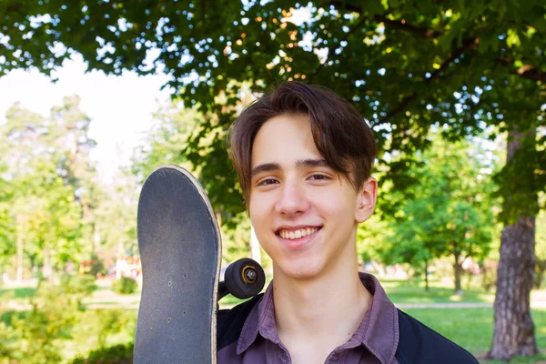 Jovem Com Skate Nas Mãos Parque Cidade Adolescente Skater Menino — Fotografia de Stock