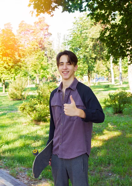 Joven Hombre Pie Con Monopatín Las Manos Parque Ciudad Patinador —  Fotos de Stock