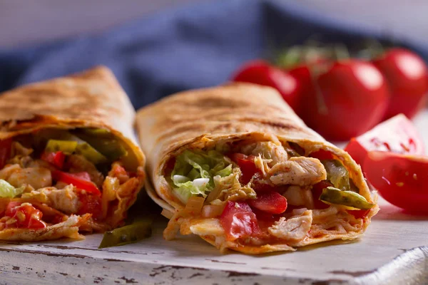 Envolturas Pollo Con Tomates Encurtidos Col Cebolla Sobre Tabla Cortar —  Fotos de Stock