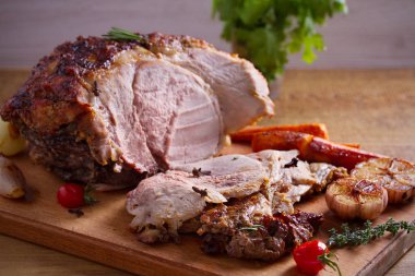 Sebze, biberiye ve kekik Doğrama tahtası üzerinde pişmiş jambon. Yatay