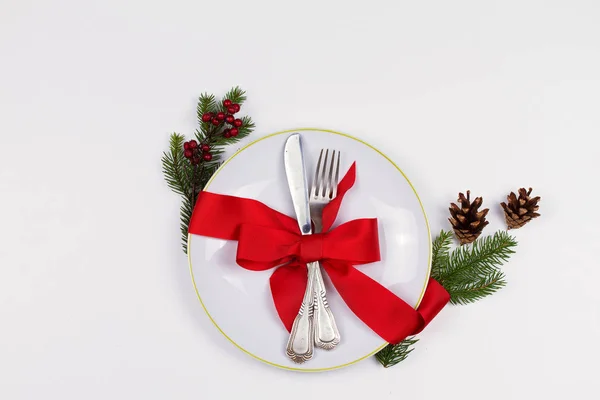 Weihnachtskomposition Mit Teller Besteck Tannenzweigen Schleife Und Roten Beeren Auf — Stockfoto