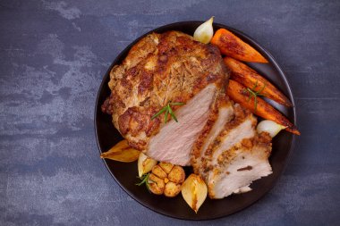 Sebze jambon pişmiş: havuç, soğan, sarımsak ve otlar. Yukarıda görmek, en iyi stüdyo vurdu