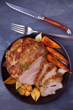 Sebze jambon pişmiş: havuç, soğan, sarımsak ve otlar. Yukarıda görmek, en iyi stüdyo vurdu