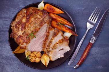 Sebze jambon pişmiş: havuç, soğan, sarımsak ve otlar. Yukarıda görmek, en iyi stüdyo vurdu