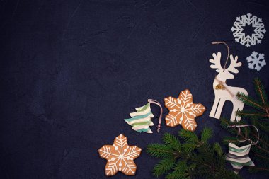 Noel ve yeni yıl sınır veya siyah arka plan üzerine çerçeve. Kış tatil kavramı. Tebrik şablonu. Tonda üstten görünüm