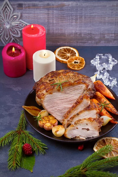 Gebackener Schinken Mit Gemüse Möhren Zwiebeln Knoblauch Und Kräutern Weihnachtsdekoration — Stockfoto