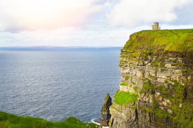 Güzel deniz ve dağ manzarası fotoğrafı. Moher Cliffs, west coast of Ireland, Atlantik Okyanusu. Okyanus sahne görünümünü