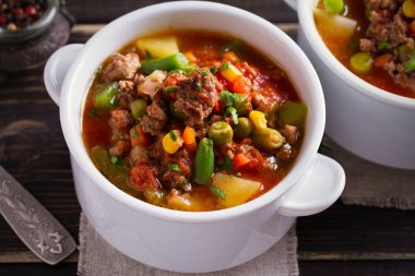 Sebze çorbası lezzetli hamburger: bezelye, Mısır, havuç, patates, domates ve yeşil fasulye (pişmiş ile dondurulmuş sebzeler). Yatay