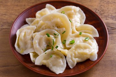 Köfte, patates püresi ile dolu. Varenyky, vareniki, pierogi, pyrohy - ile doldurma, birçok ülkede popüler çanak köfte