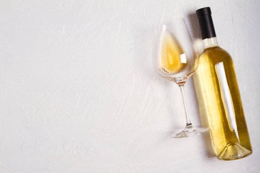 Cam ve şişe şarap beyaz arka plan üzerinde. Şarap natürmort. üstten görünüm; Yatay