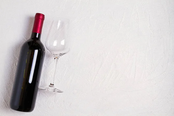 Glazen Een Fles Wijn Witte Achtergrond Wijn Stilleven Bovenaanzicht Horizontale — Stockfoto