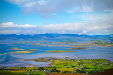 Güzel doğal deniz ve dağ manzarası Adaları ile. Croagh Patrick - dağ ve hac County Mayo, İrlanda için önemli bir sitenin görüntülemek