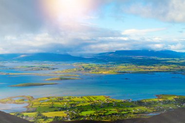 Güzel doğal deniz ve dağ manzarası Adaları ile. Croagh Patrick - dağ ve hac County Mayo, İrlanda için önemli bir sitenin görüntülemek
