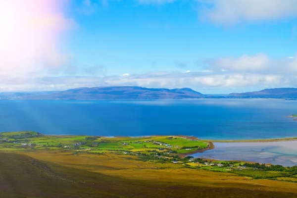 Güzel Doğal Deniz Dağ Manzarası Adaları Ile Croagh Patrick Dağ — Stok fotoğraf