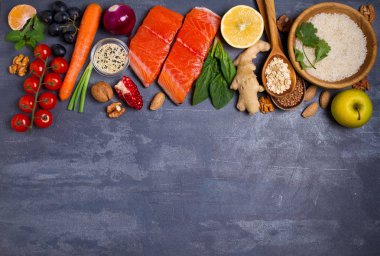 Flatlay ayarı sağlıklı gıda: balık somon, kase pirinç, avakado, meyve ve sebze. Dengeli beslenme, gıda arka plan