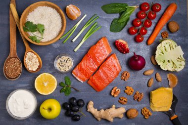 Flatlay ayarı sağlıklı gıda: balık somon, kase pirinç, avakado, meyve ve sebze. Dengeli beslenme, gıda arka plan