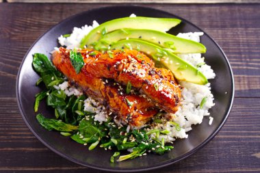 Somon teriyaki pirinç kase ıspanak ve avokado. 