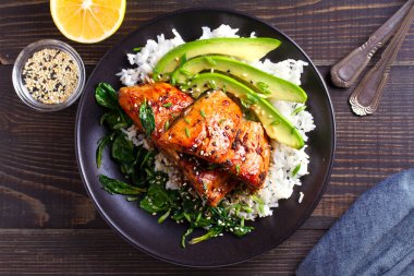 Somon teriyaki pirinç kase ıspanak ve avokado. Yukarıda görmek, en iyi stüdyo vurdu