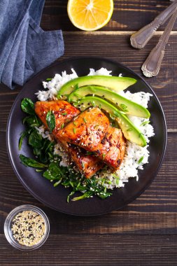 Somon teriyaki pirinç kase ıspanak ve avokado. Yukarıda görmek, en iyi stüdyo vurdu