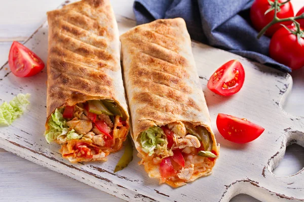 Tavuk, domates, turşu, lahana marul ve soğan ile tamamladı. Tortilla, burrito, sandviç, bükülmüş rulo. Yatay