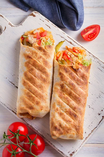 Impacchi Pollo Con Pomodori Sottaceti Lattuga Cipolla Tortilla Burrito Panini — Foto Stock