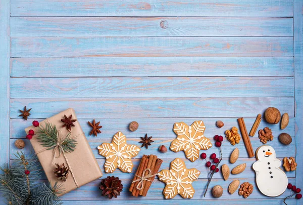 Galletas Jengibre Navidad Caja Regalo Nueces Especias Sobre Fondo Madera Imágenes de stock libres de derechos