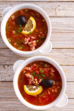 Geleneksel Rus yemeği solyanka - kalın, baharatlı ve ekşi saltwort çorbası. Yukarıda görmek, en iyi stüdyo vurdu