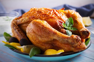 Mavi ahşap zemin üzerine yoğurt soslu tavuk. Yatay