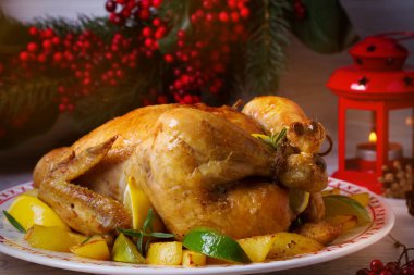 Patates, limon ve limes neşeli Noel ve yeni yıl süslemeleri tablo ile tavuk