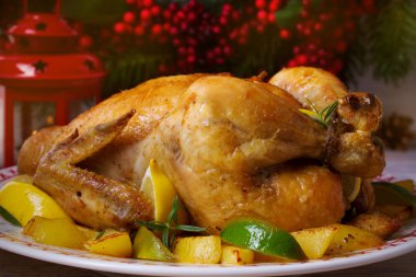 Patates, limon ve limes neşeli Noel ve yeni yıl süslemeleri tablo ile tavuk