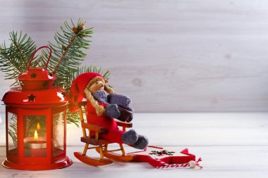 Noel ve yeni yıl tatilleri kompozisyon kopya alanı metin için Beyaz ahşap zemin üzerine