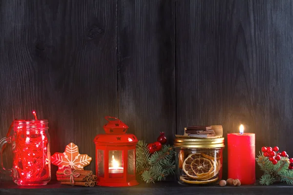 圣诞节和新年背景与蜡烛 装饰和礼品盒在木架子上 复制空间 — 图库照片