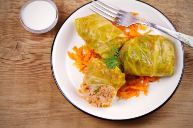 Lahana dolması et, pilav ve sebze ile bırakır. Chou farci, dolma, sarma, sarmale, golubtsy veya golabki - birçok ülkede popüler çanak. Tepegöz, yatay