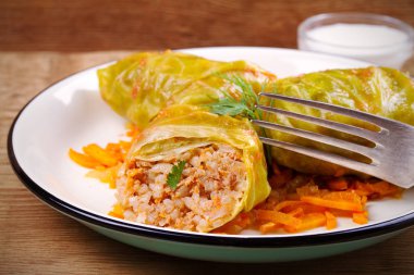 Lahana dolması et, pilav ve sebze ile bırakır. Chou farci, dolma, sarma, sarmale, golubtsy veya golabki - birçok ülkede popüler çanak. Yatay