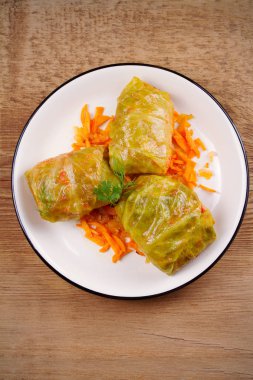 Lahana dolması et, pilav ve sebze ile bırakır. Chou farci, dolma, sarma, sarmale, golubtsy veya golabki - birçok ülkede popüler çanak. Tepegöz, dikey