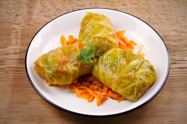 Lahana dolması et, pilav ve sebze ile bırakır. Chou farci, dolma, sarma, sarmale, golubtsy veya golabki - birçok ülkede popüler çanak. Yatay