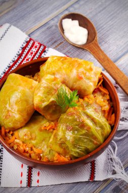 Lahana dolması et, pilav ve sebze ile bırakır. Chou farci, dolma, sarma, sarmale, golubtsy veya golabki - birçok ülkede popüler çanak. dikey