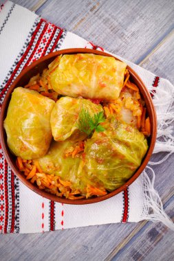 Lahana dolması et, pilav ve sebze ile bırakır. Chou farci, dolma, sarma, sarmale, golubtsy veya golabki - birçok ülkede popüler çanak. Tepegöz, dikey