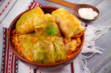 Lahana dolması et, pilav ve sebze ile bırakır. Chou farci, dolma, sarma, sarmale, golubtsy veya golabki - birçok ülkede popüler çanak. Yatay