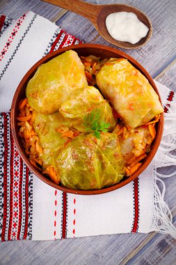 Lahana dolması et, pilav ve sebze ile bırakır. Chou farci, dolma, sarma, sarmale, golubtsy veya golabki - birçok ülkede popüler çanak. Tepegöz, dikey