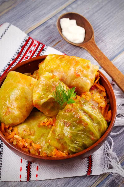 Lahana dolması et, pilav ve sebze ile bırakır. Chou farci, dolma, sarma, sarmale, golubtsy veya golabki - birçok ülkede popüler çanak. dikey