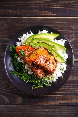 Tatlım-soya de somon pirinç, ıspanak ve avokado ile sır. Tepegöz, dikey
