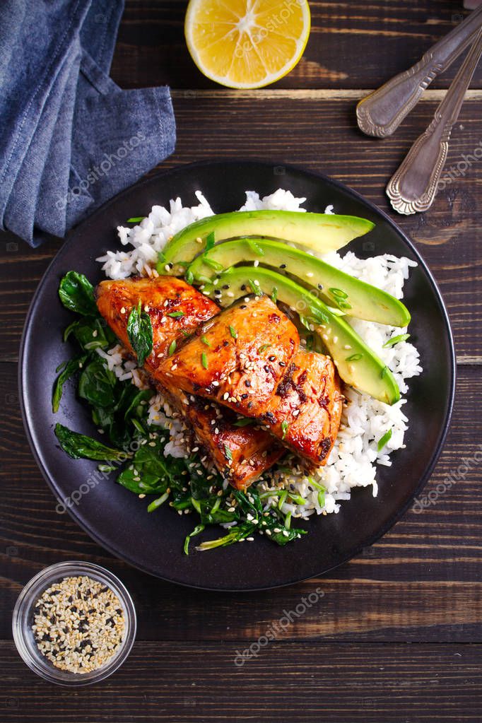 Salmón en esmalte mielsoja con arroz, espinacas y aguacate. arriba