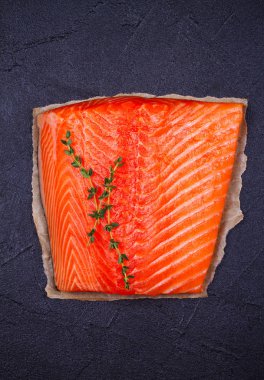 Siyah arka plan üzerine taze çiğ Somon balık. Flatlay gıda ayarı. Yukarıdan görüntülemek, top 