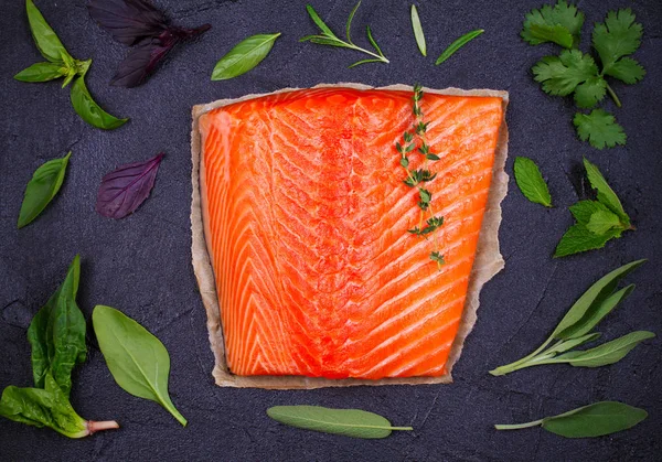 Fresh Uncooked Salmon Fish Lemon Lime Herbs Black Background Flatlay — Stock Photo, Image